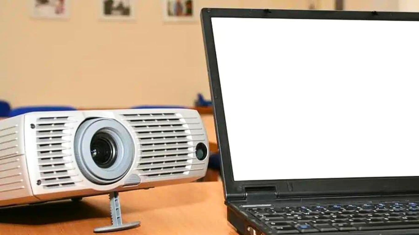 How do projectors work with a laptop